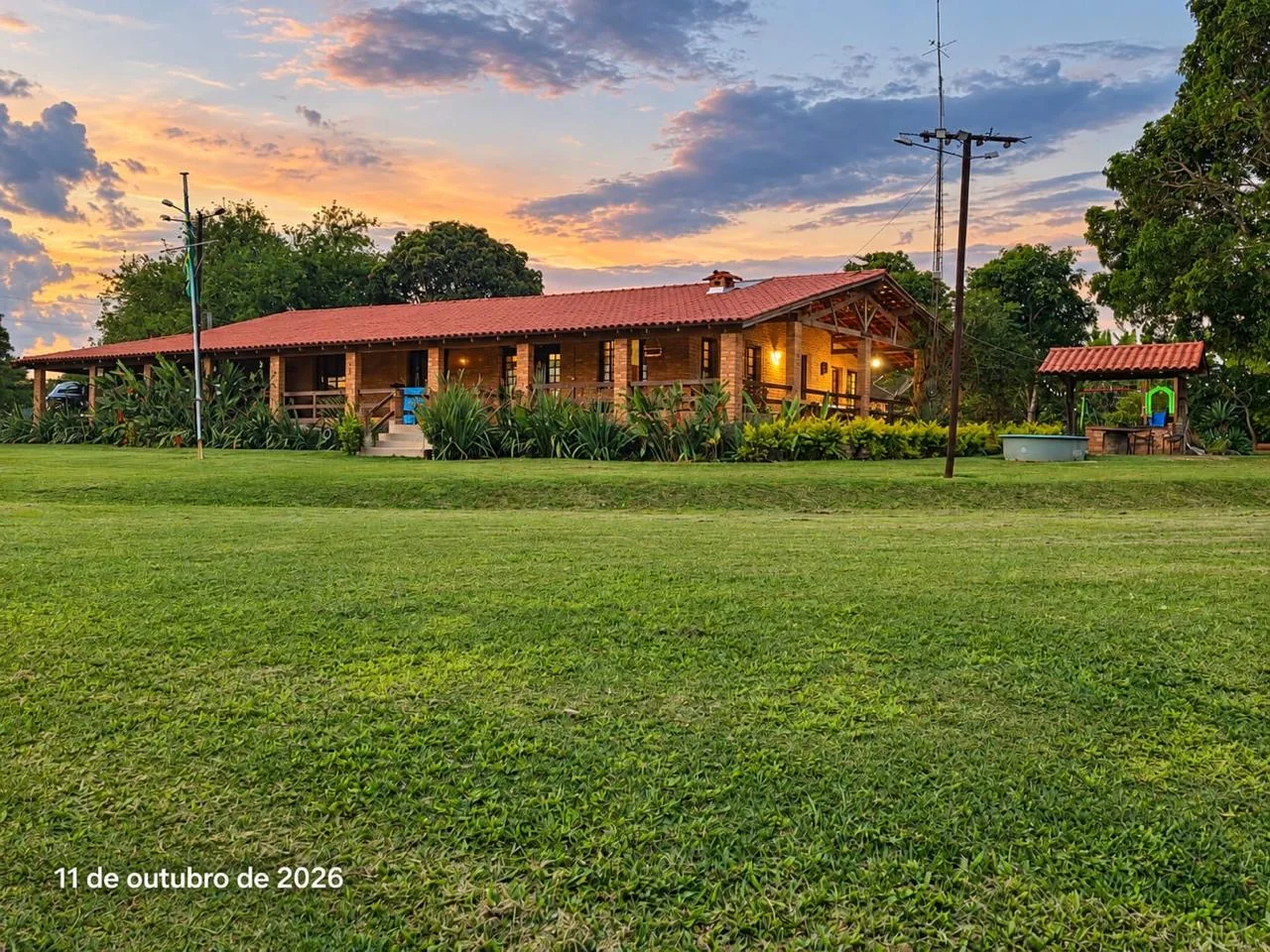 Sede e paisagem verde da Fazenda Entre Folhas